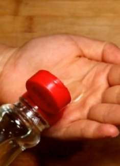 白醋倒入手心搓一搓，真的太厉害了，可惜现在才知道，快知道一知