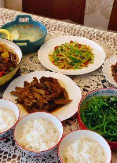 孩子放假在家，晚餐又是丰盛的一桌，卤菜、黄焖鸭、茼蒿、芹菜