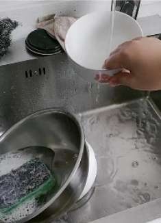 这样洗碗等于“吃毒”，这4个洗澡的错误习惯，提醒家人别大意