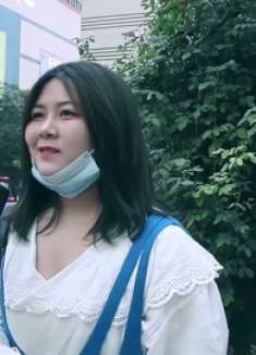 男生做什么事情会让女朋友非常感动呢？美女回答很放得开