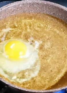 生鸡蛋直接打在滚烫的热油里，会成什么样子？