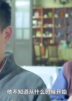 一群大学生跑来养老院献爱心，轮流给一个老人洗八次脚