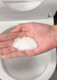 卫生间里放一把食盐，效果太棒了，一年能省几百块，回家试一试