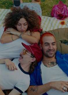 看完洛杉矶乐队 DAISY 新歌 MV，周末也来场聚会吧