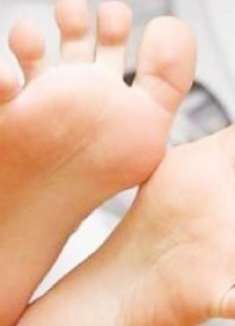 家人有脚臭再也不怕了,这2样东西抹在鞋垫上,臭味全无