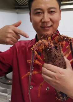 看酒店的蒜蓉蒸龙虾是怎么做的！从做蒜蓉到龙虾改刀到蒸熟，详解