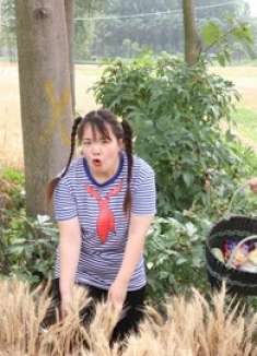 妈妈去地里干活，圆圆和洋洋给妈妈送水和食物，满满的回忆