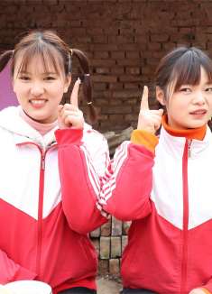 按表情包吃食物，你想让欢欢和小晴吃什么食物呢？快来留言吧！