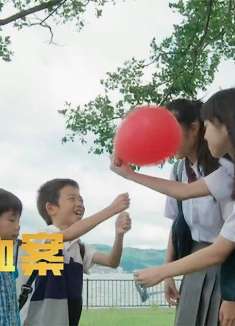 小孩早起上学，察觉一旁气球不对劲，下秒四周围满警察！悬疑片