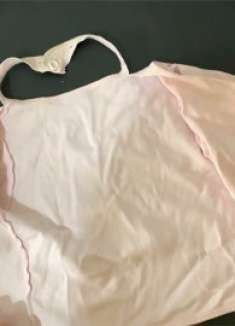 孩子吃饭总弄脏衣服？多亏网友提醒，原来旧衣服系脖子上这么实用