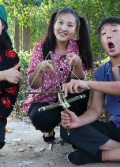 小小把树枝做成了地钻，80后90后都玩儿过