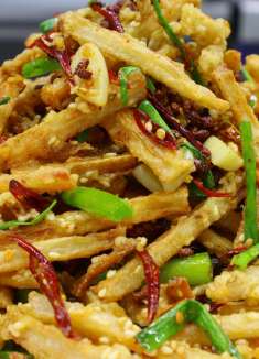 莲藕一般都是炒拌或者调馅，大厨教你干煸藕条，酥脆麻辣开胃