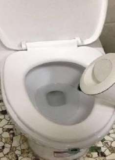 无论住什么酒店,要先往马桶里倒一壶开水,特别重要,别不当回事