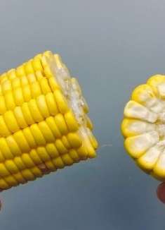 玉米身上藏有小机关，转一下玉米立马散开，轻松剥出一大盘，看看