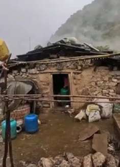 尼泊尔山里已进入冬季，幸福女人家煮羊肉补身子