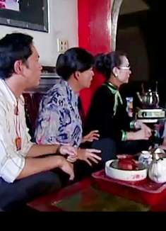 女人的魂魄与纸人紧紧的捆在一起，其灵魂根本无法离开