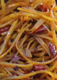 土豆丝的另类做法配上老干妈，颜色酱红丝丝脆爽，米饭最佳伴侣