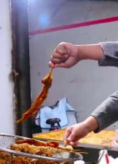 河南黑胡同炸鸡摊，层层围满挤不上，每天现宰百只鸡，数他生意好