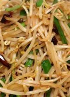 锅气十足！韭菜炒绿豆芽的家常秘诀，爽脆鲜香，吃一口就停不下来