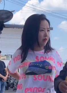 项目经理在员工面前气质非常高，见到女铜人却吓得直接摔倒！