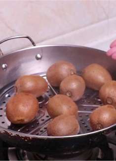 把猕猴桃放锅里蒸2分钟，真是聪明，用途拿钱难买，回家试一试