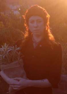 平衡改变与不变，民谣歌手 Shannon Lay 告诉你她的看法