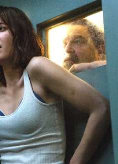 密室监禁题材的人性猛片,屋内变态大叔,屋外生化危机,太难了!