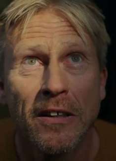 天窗创意广告，这些人怎么都喜欢仰着头啊