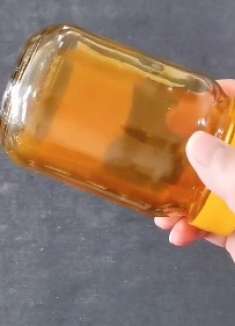 买蜂蜜，把蜂蜜瓶子倒过来，立马清楚蜂蜜真假，以后买蜂蜜记得用