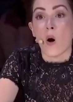 台下都是英国观众，中国歌手大秀梵文万物生，直接干懵老外