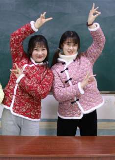 学渣没钱交校服费，老师却给他也发了新校服，是谁帮他买的呢？