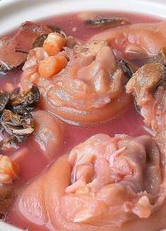 秋季进补，煲一锅福建特色猪蹄红菇汤，汤鲜味美，营养又滋补