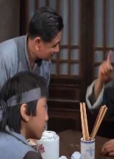 出笼马骝：恶霸欺凌老乞丐，怎料小伙看不下去，当场替老乞丐作主