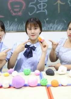 师生一起玩粘土连连看，王小九用“万能球”作弊，这下赢大了