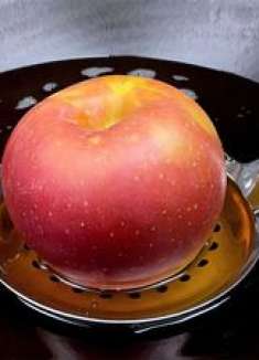 把苹果放入滚烫油锅中，出锅瞬间变美食，第一次见这做法，真香