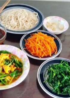 3分钟学会做手擀面,面条爽滑筋道,搭配炸酱和配菜,太香了