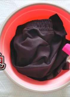 不管黑色衣服掉色多严重，水里滴几滴，穿多久都不褪色