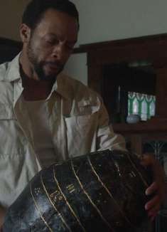 人類為了得到蜘蛛女神的美好，將她的化身圈養在罈中千年