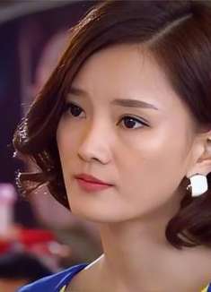 富婆开豪车带女儿逛夜市，不料碰前夫摆摊，这才知离婚原因