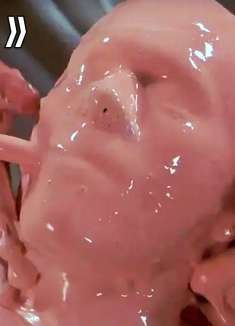 科学家研究出透明药剂，将自己改造成隐身人，然后坏事做尽