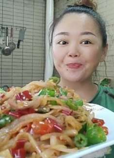 农家下饭菜，红萝卜炒肉丝，配点泡椒，又酸又辣超下饭，吃撑了