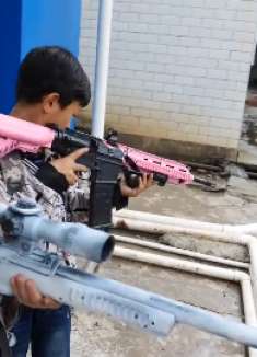 绝地求生：操场落地就是一顿拳头招呼，没想到队友去捡装备