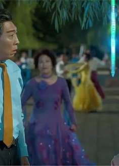 小丈夫：老头和俏寡妇跳舞，不料离婚原配来抓奸，寡妇反应太大气