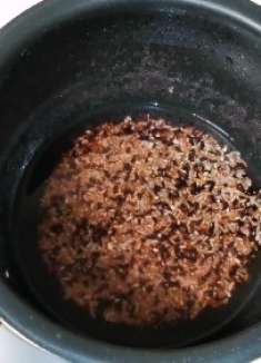 煮米饭可别直接加水下锅！聪明人这样煮饭，粒粒分明香的很！