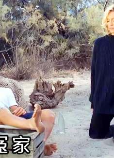 富婆沦落荒岛，被男子当作佣人使唤，却乐在其中不愿逃离