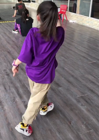 欣赏下这位小美女的舞蹈