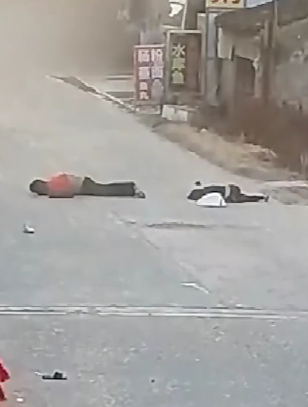男子一怒开车撞飞女友和情敌,场面太吓人!