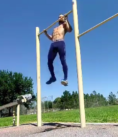 美国健身狂人，轻轻松松玩单杠!